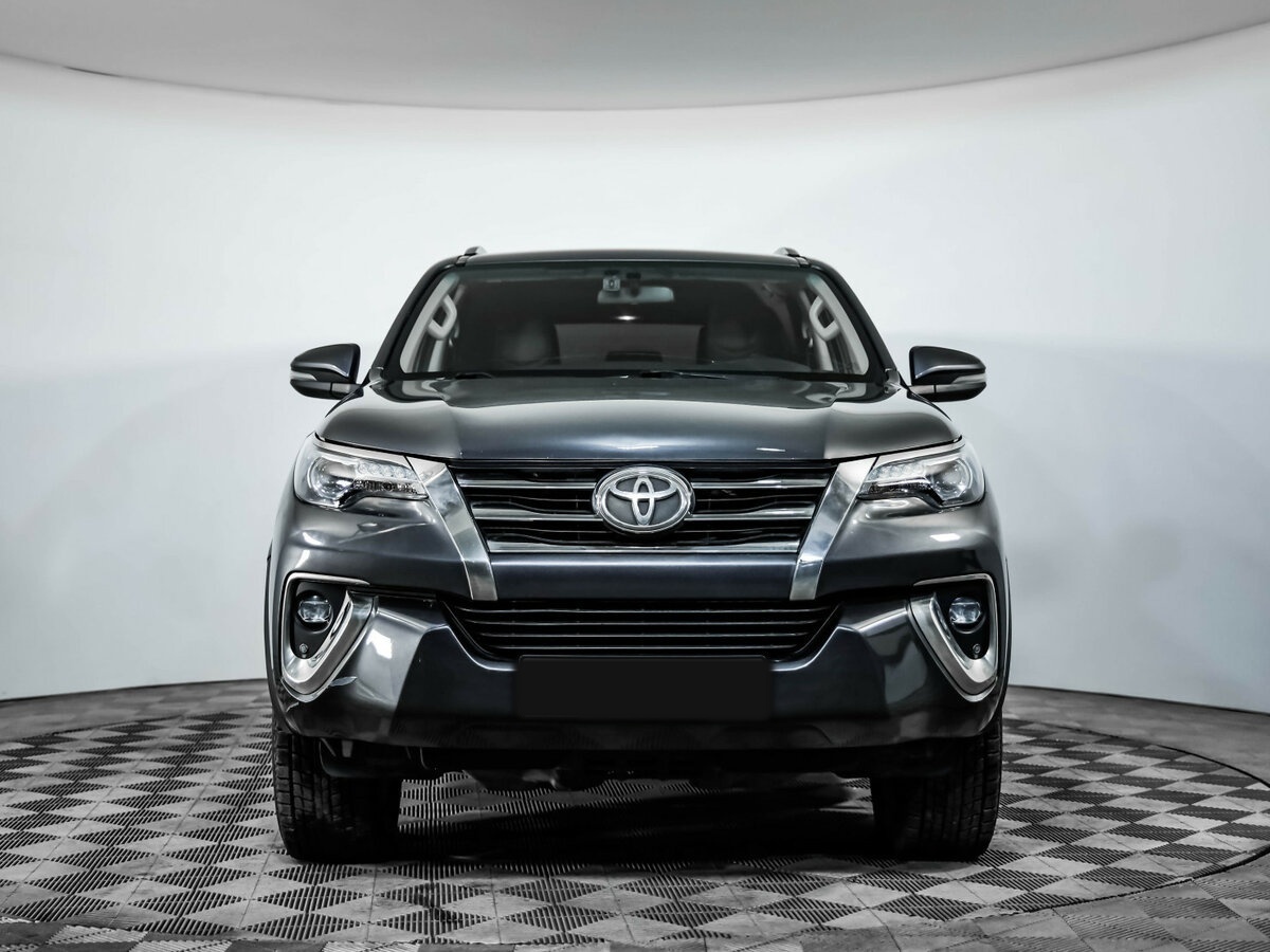 Toyota Fortuner с пробегом — 2017 год. Фото: #1