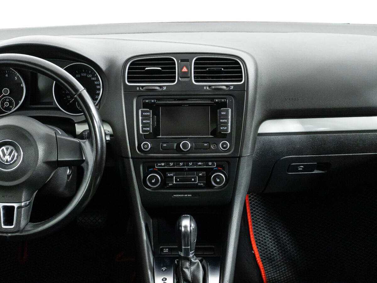 Volkswagen Golf с пробегом — 2011 год. Фото: #11