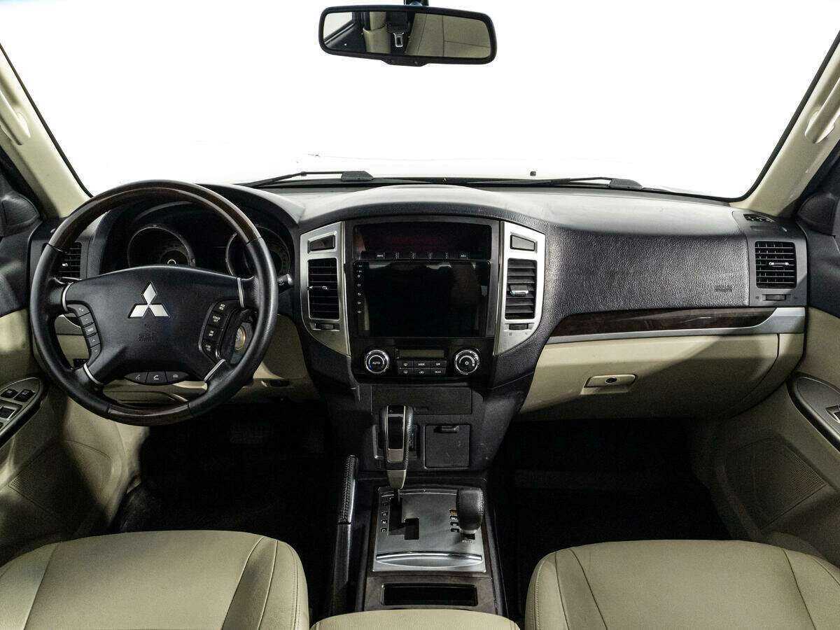 Mitsubishi Pajero с пробегом — 2017 год. Фото: #10