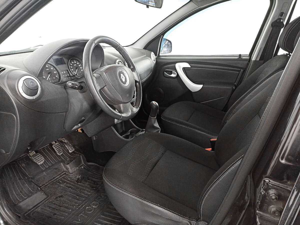 Renault Sandero с пробегом — 2013 год. Фото: #15