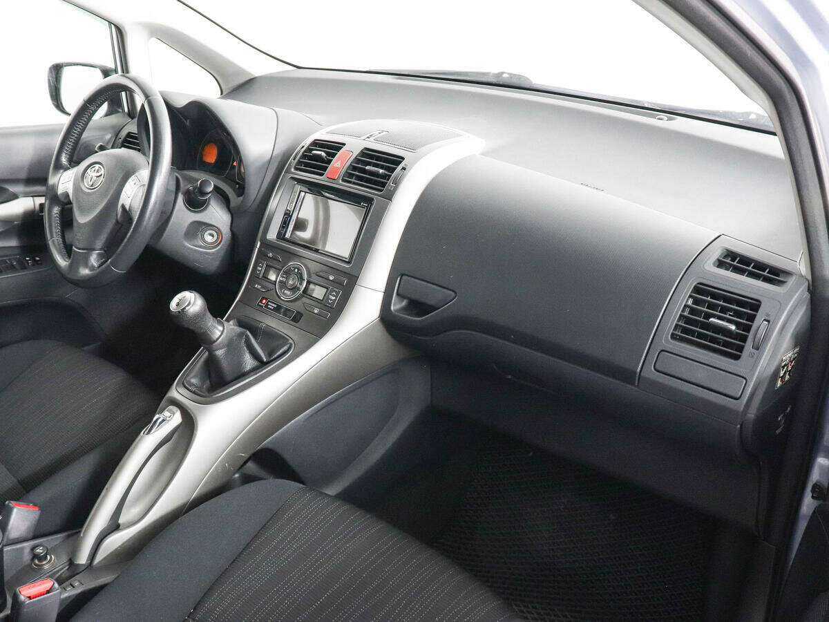 Toyota Auris с пробегом — 2007 год. Фото: #9