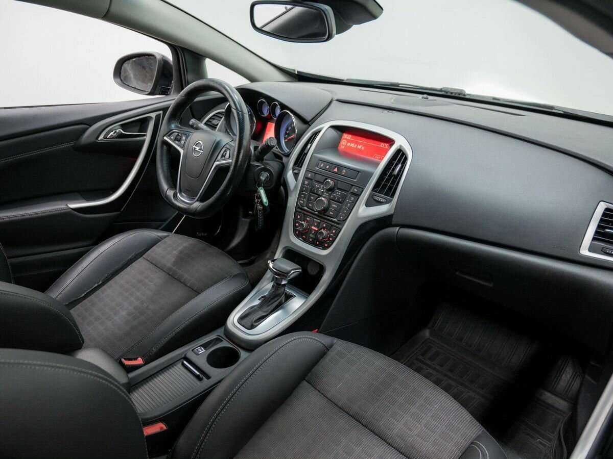Opel Astra с пробегом — 2012 год. Фото: #4