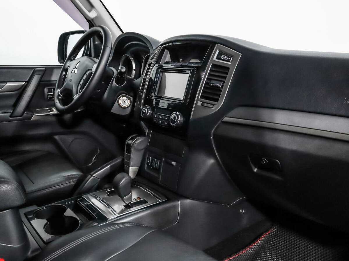 Mitsubishi Pajero с пробегом — 2015 год. Фото: #11