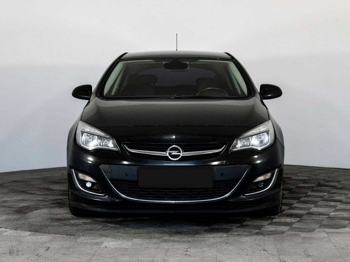 Opel Astra с пробегом — 2012 год. Фото: #1