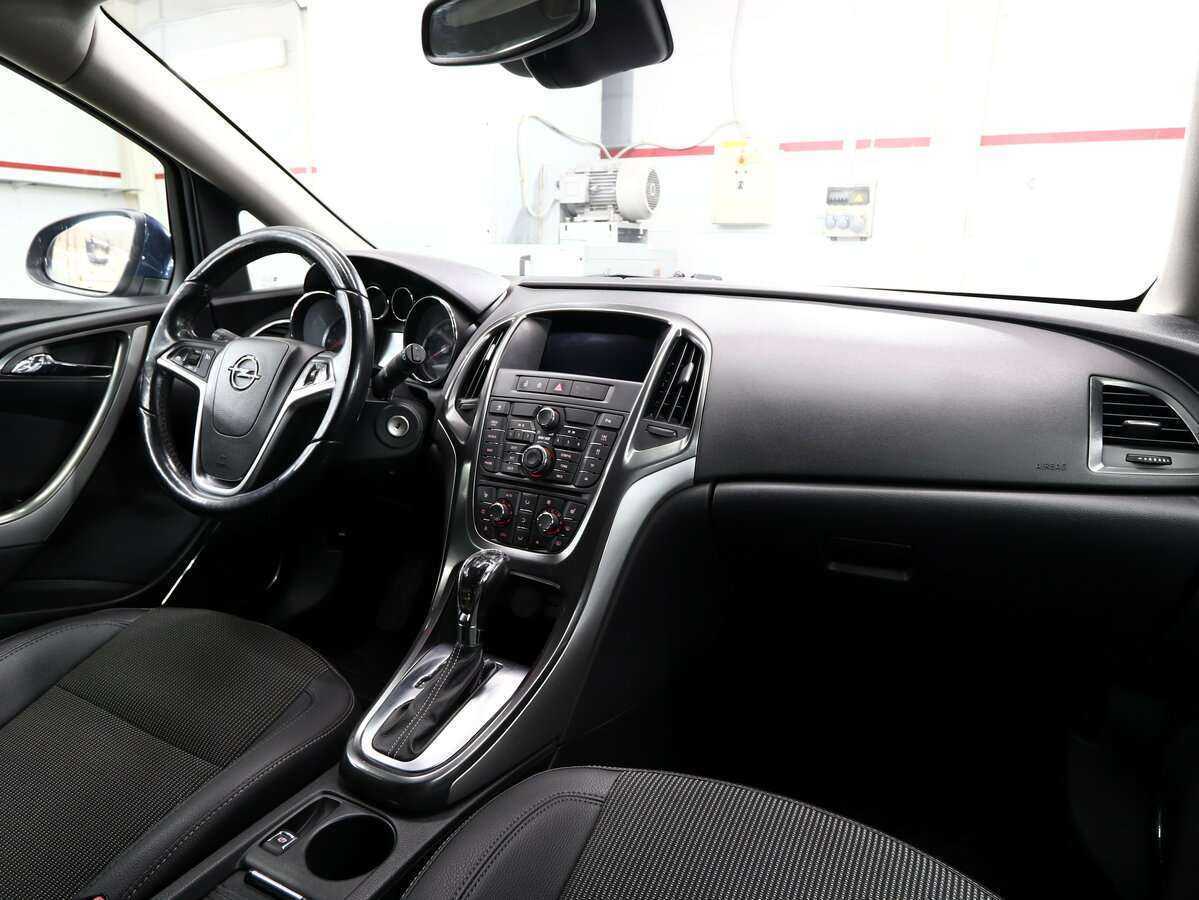 Opel Astra с пробегом — 2011 год. Фото: #6