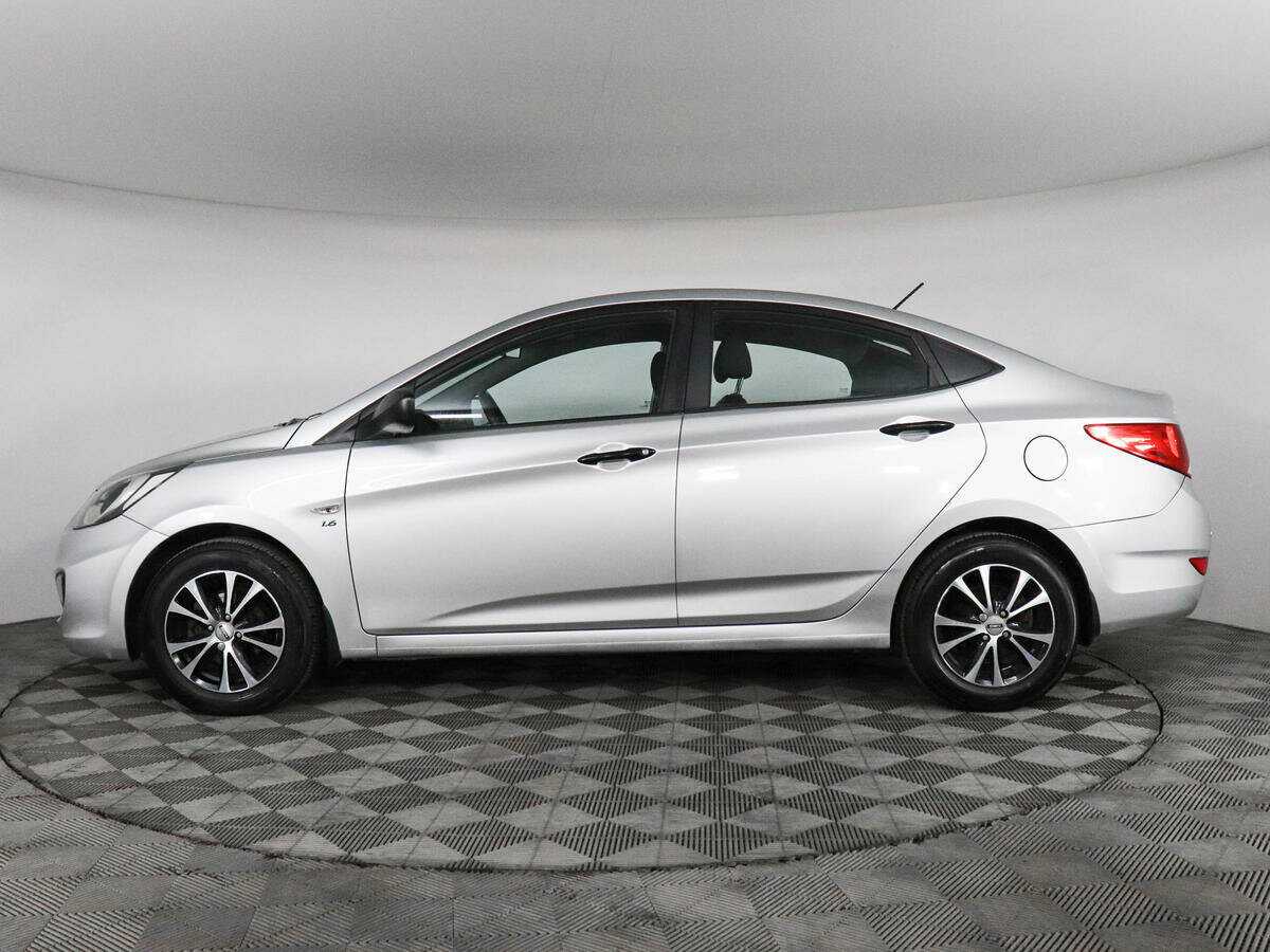 Hyundai Solaris с пробегом — 2011 год. Фото: #7