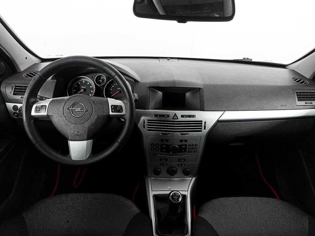 Opel Astra с пробегом — 2012 год. Фото: #11