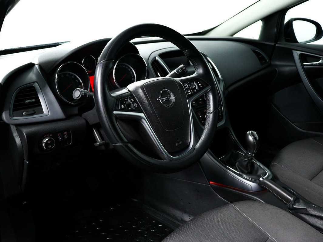Opel Astra с пробегом — 2012 год. Фото: #12