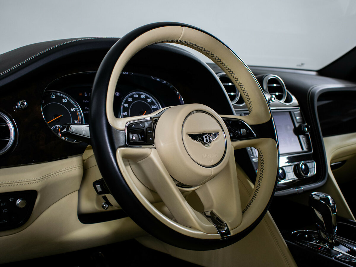 Bentley Bentayga с пробегом — 2016 год. Фото: #15