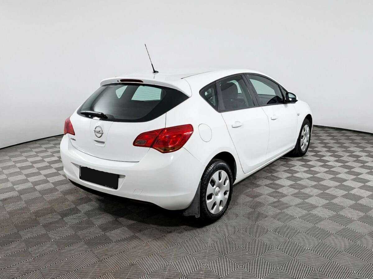 Opel Astra с пробегом — 2011 год. Фото: #4