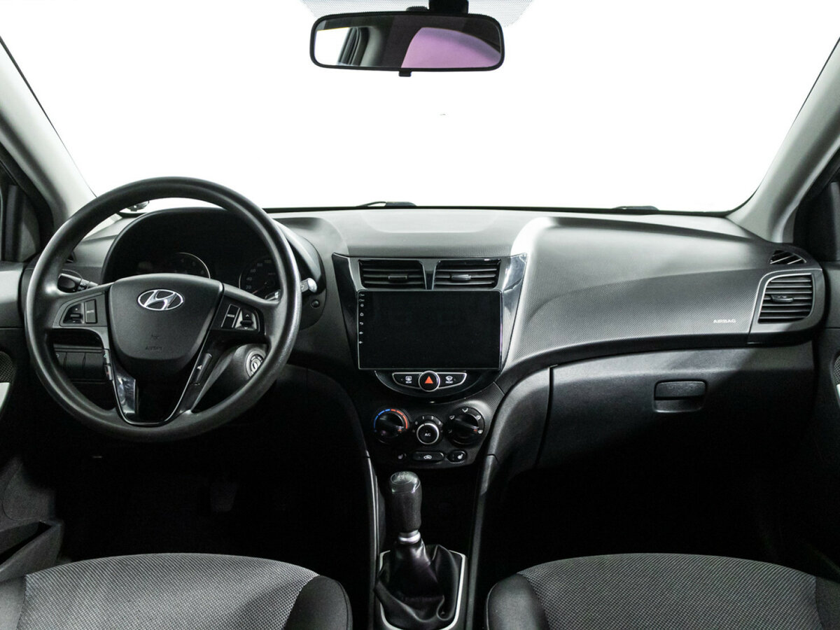 Hyundai Solaris с пробегом — 2011 год. Фото: #12