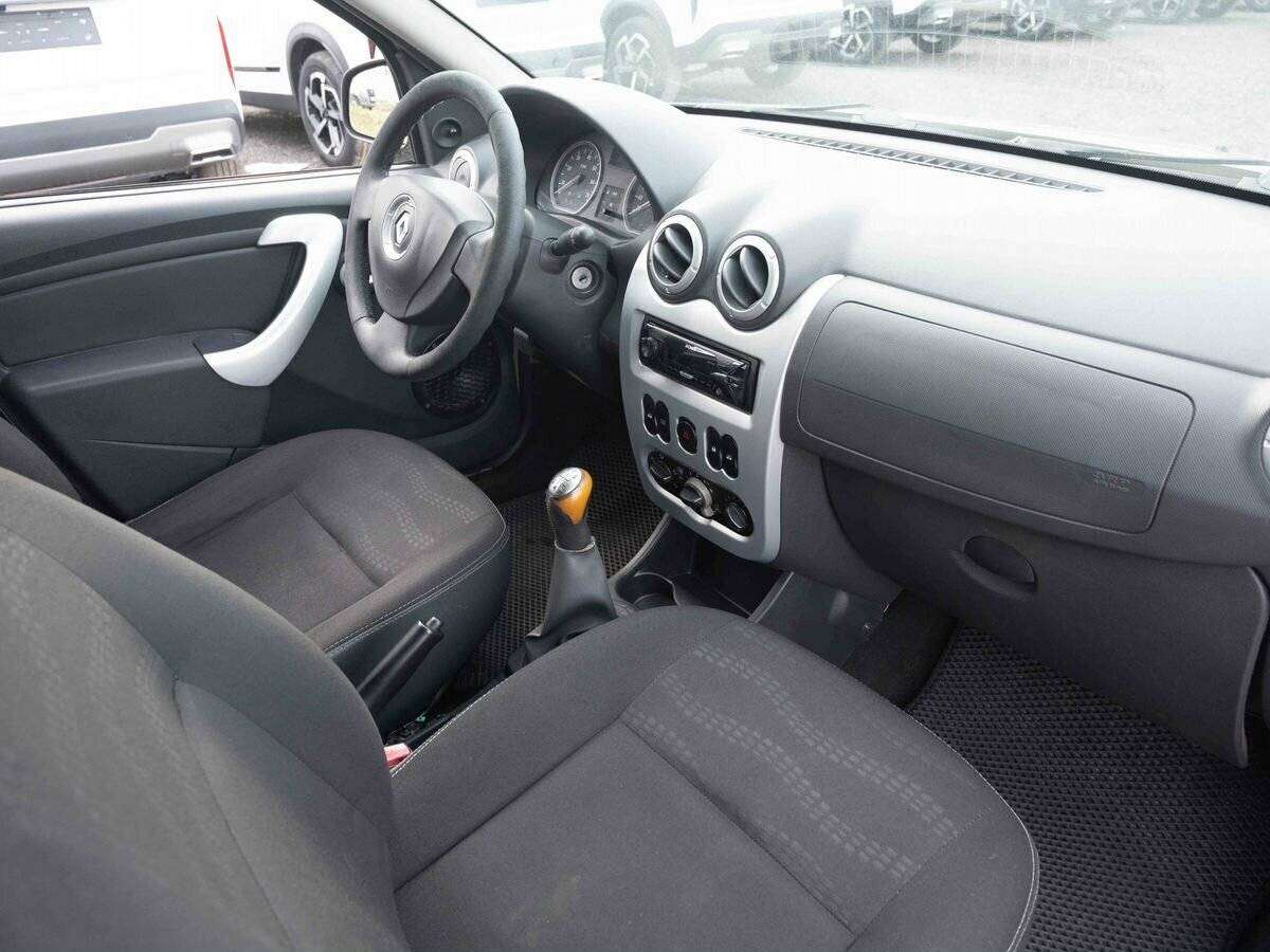 Renault Sandero с пробегом — 2011 год. Фото: #10