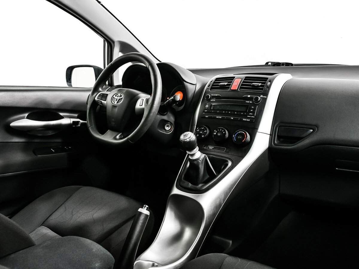 Toyota Auris с пробегом — 2011 год. Фото: #8