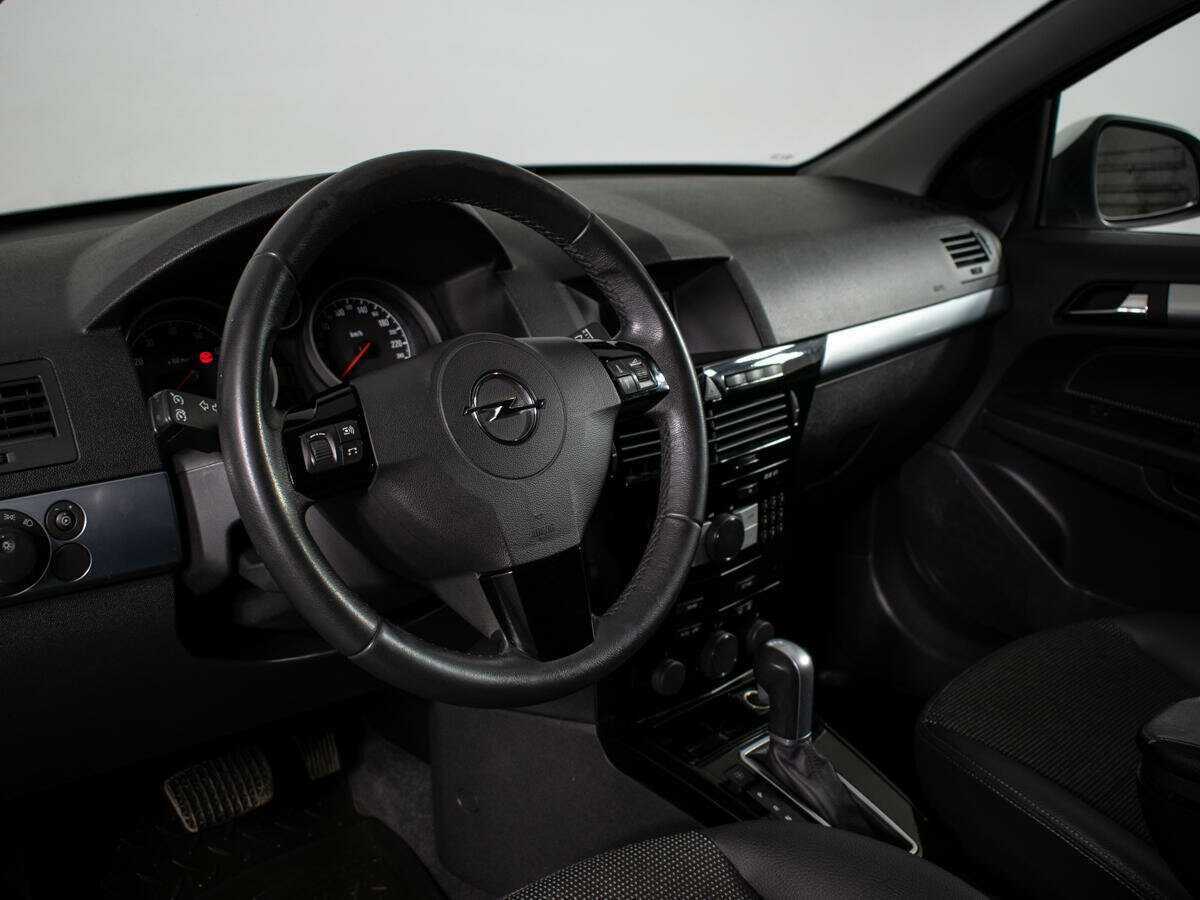 Opel Astra с пробегом — 2011 год. Фото: #7