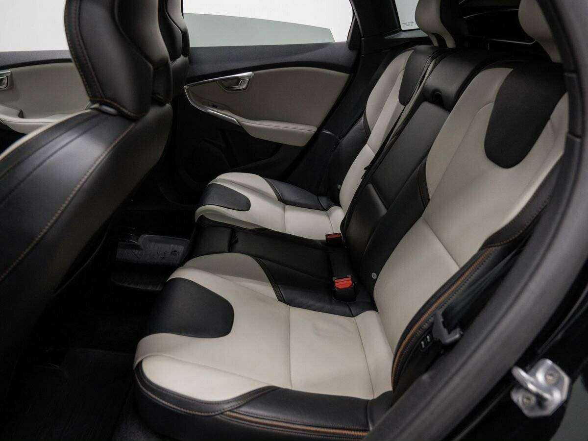 Volvo V40 Cross Country с пробегом — 2015 год. Фото: #9