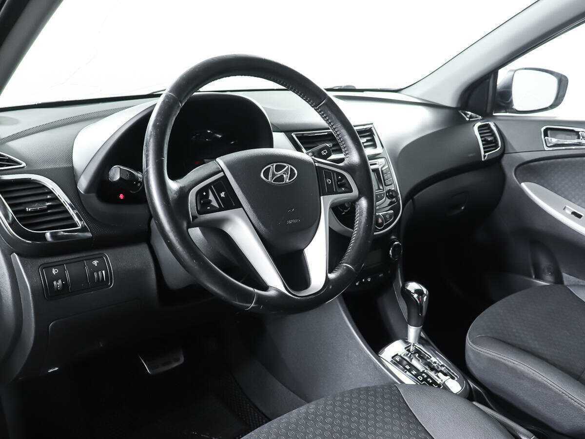 Hyundai Solaris с пробегом — 2012 год. Фото: #11