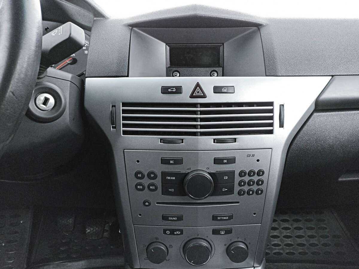 Opel Astra с пробегом — 2011 год. Фото: #14