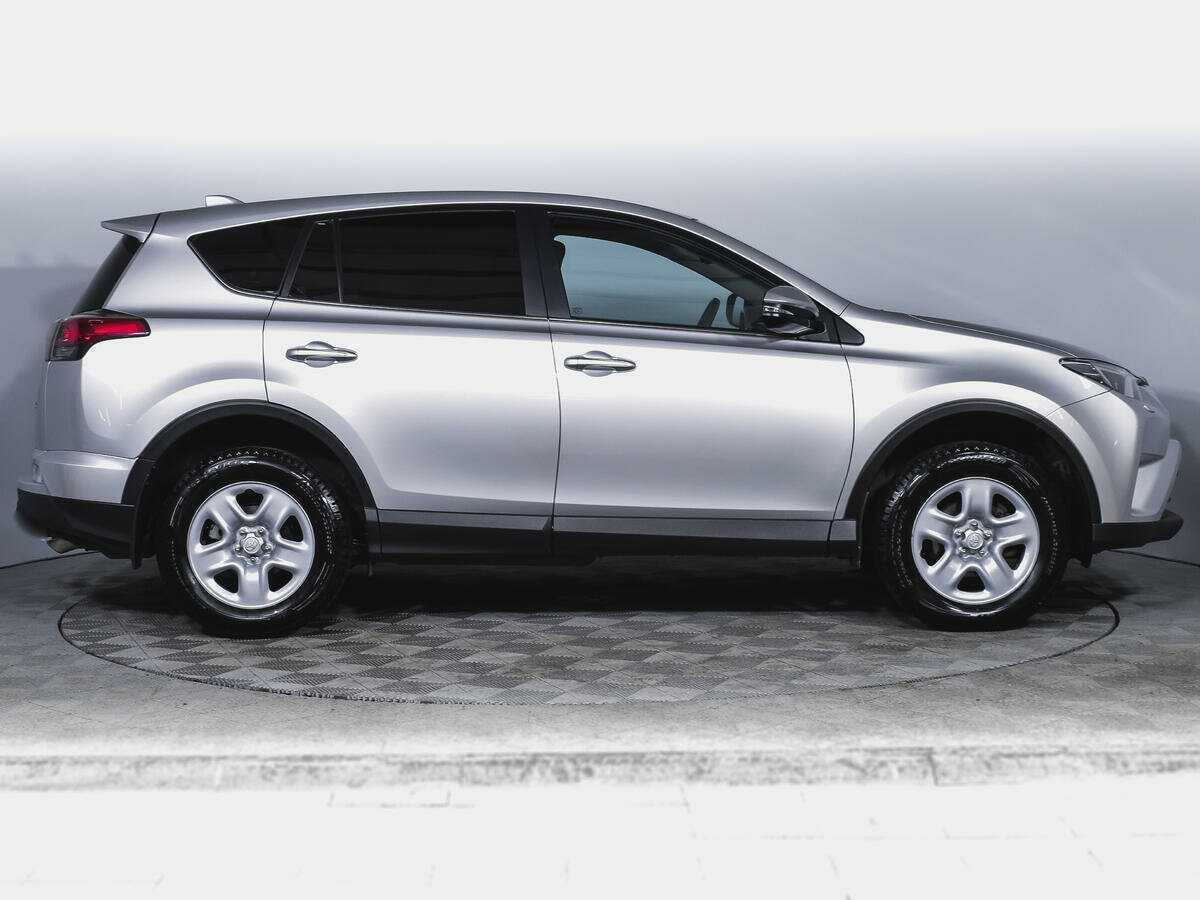 Toyota RAV4 с пробегом — 2018 год. Фото: #3