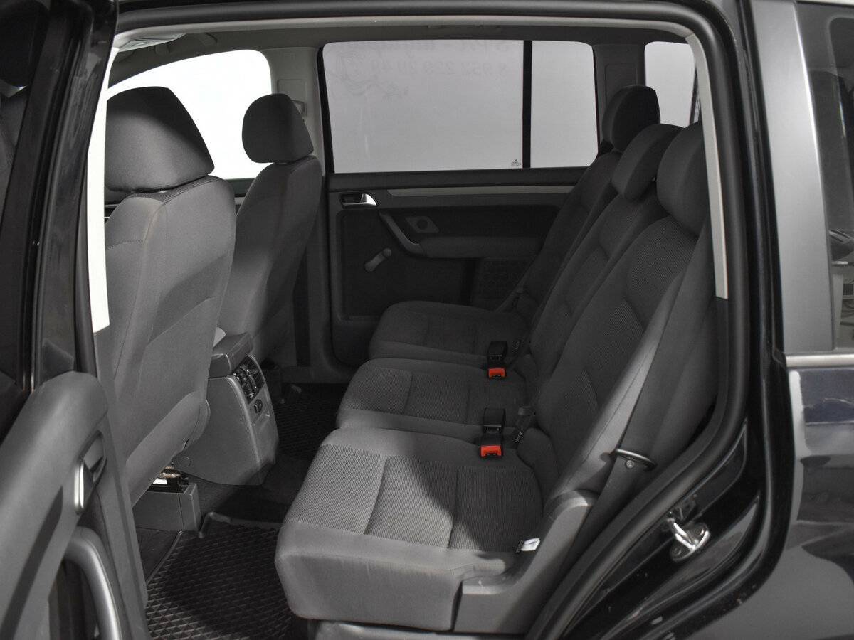 Volkswagen Touran с пробегом — 2010 год. Фото: #11
