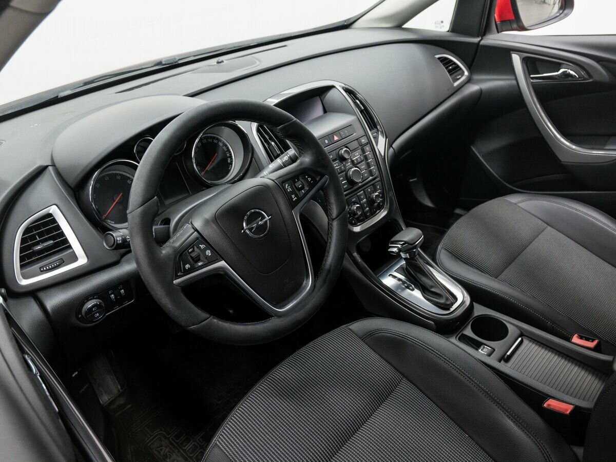 Opel Astra с пробегом — 2013 год. Фото: #12