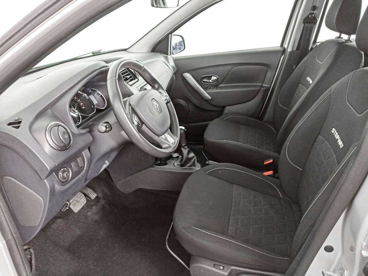 Renault Sandero с пробегом — 2017 год. Фото: #12