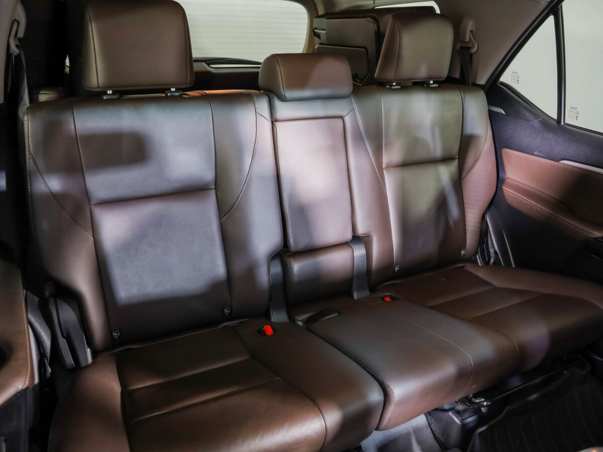 Toyota Fortuner с пробегом — 2017 год. Фото: #30