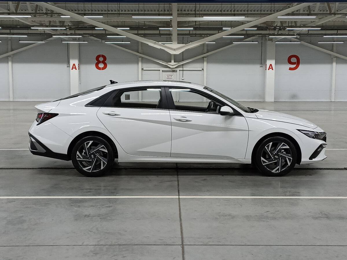 Hyundai Elantra с пробегом — 2023 год. Фото: #3