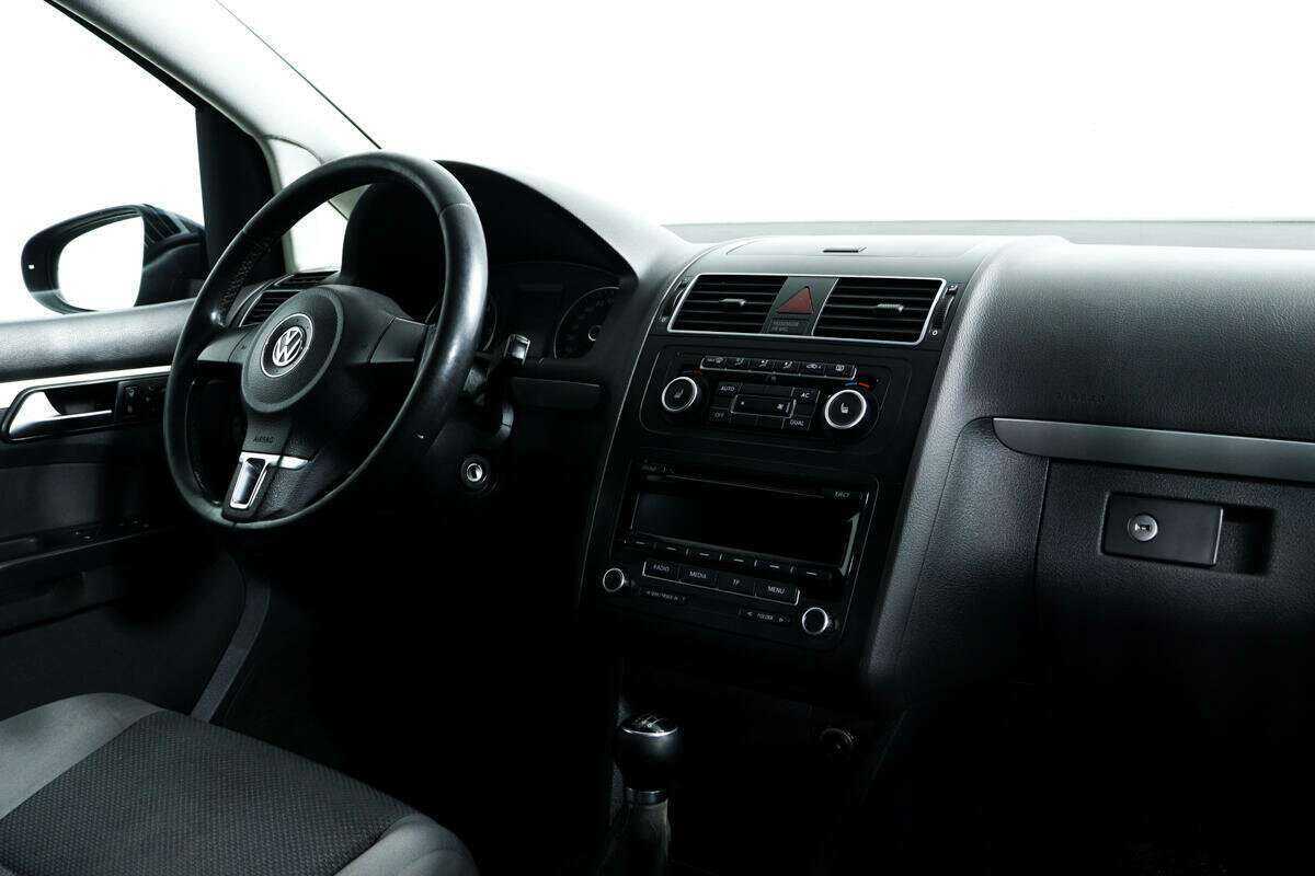 Volkswagen Touran с пробегом — 2012 год. Фото: #8