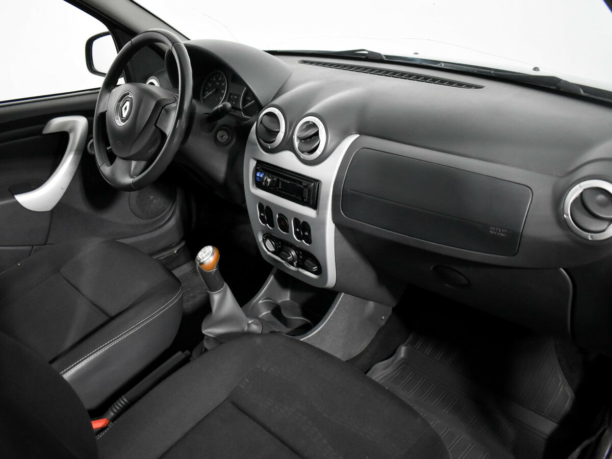 Renault Sandero с пробегом — 2012 год. Фото: #14