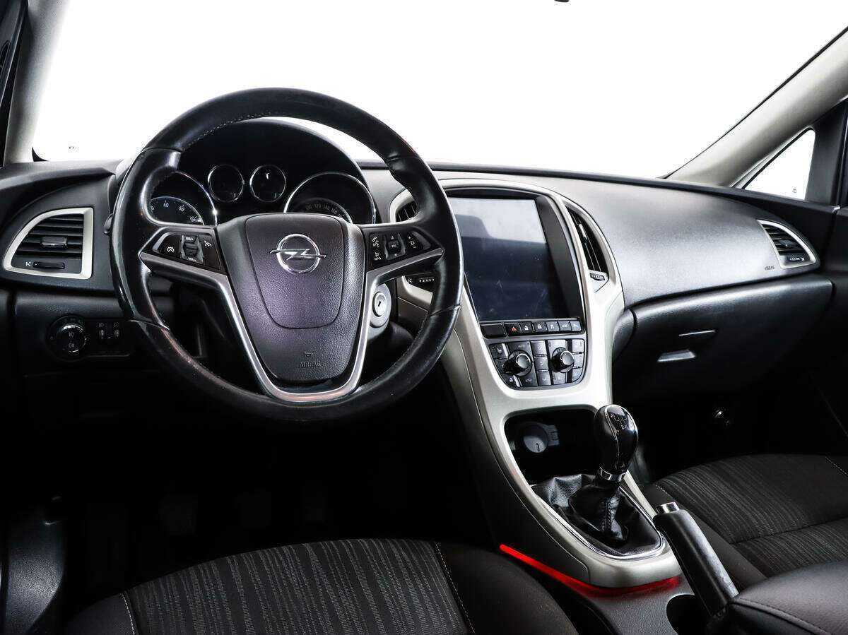 Opel Astra с пробегом — 2011 год. Фото: #10