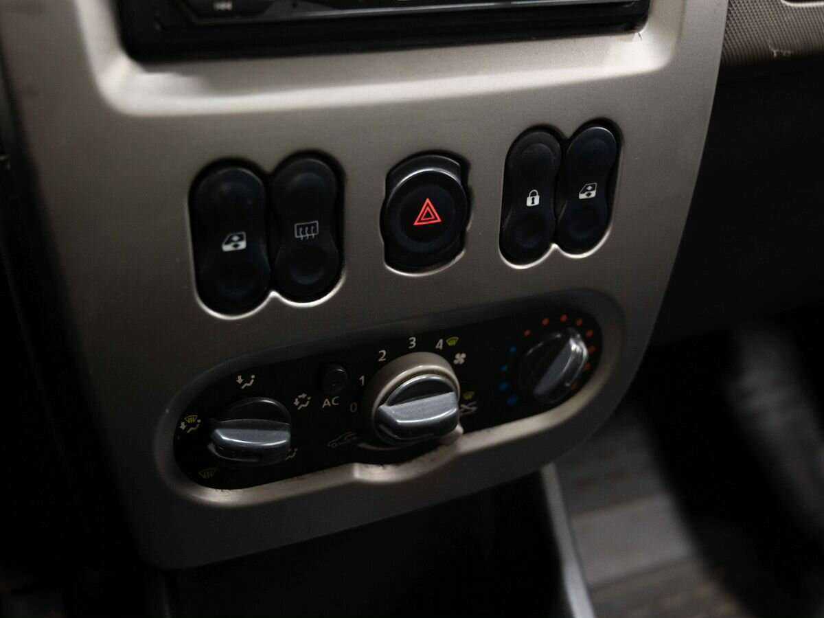 Renault Logan с пробегом — 2010 год. Фото: #16