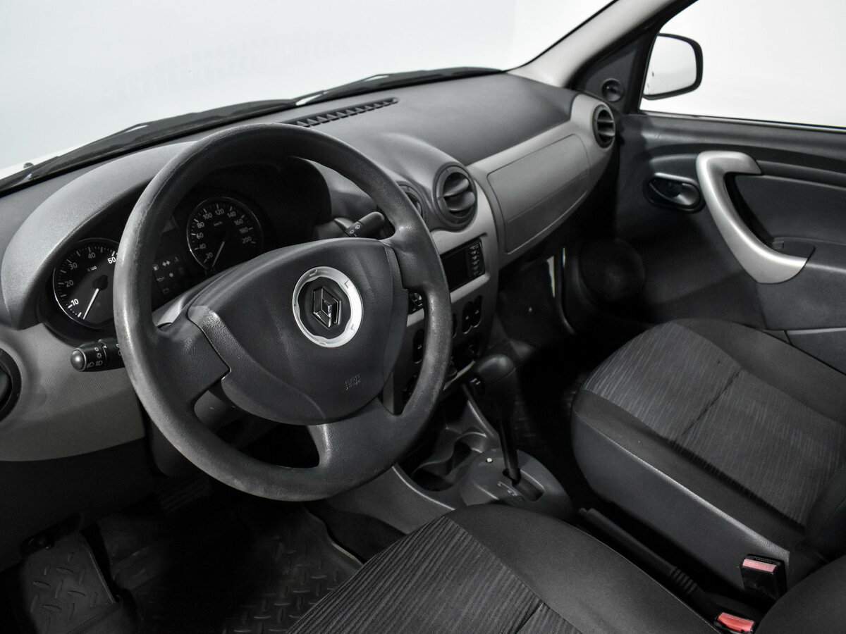 Renault Logan с пробегом — 2011 год. Фото: #8