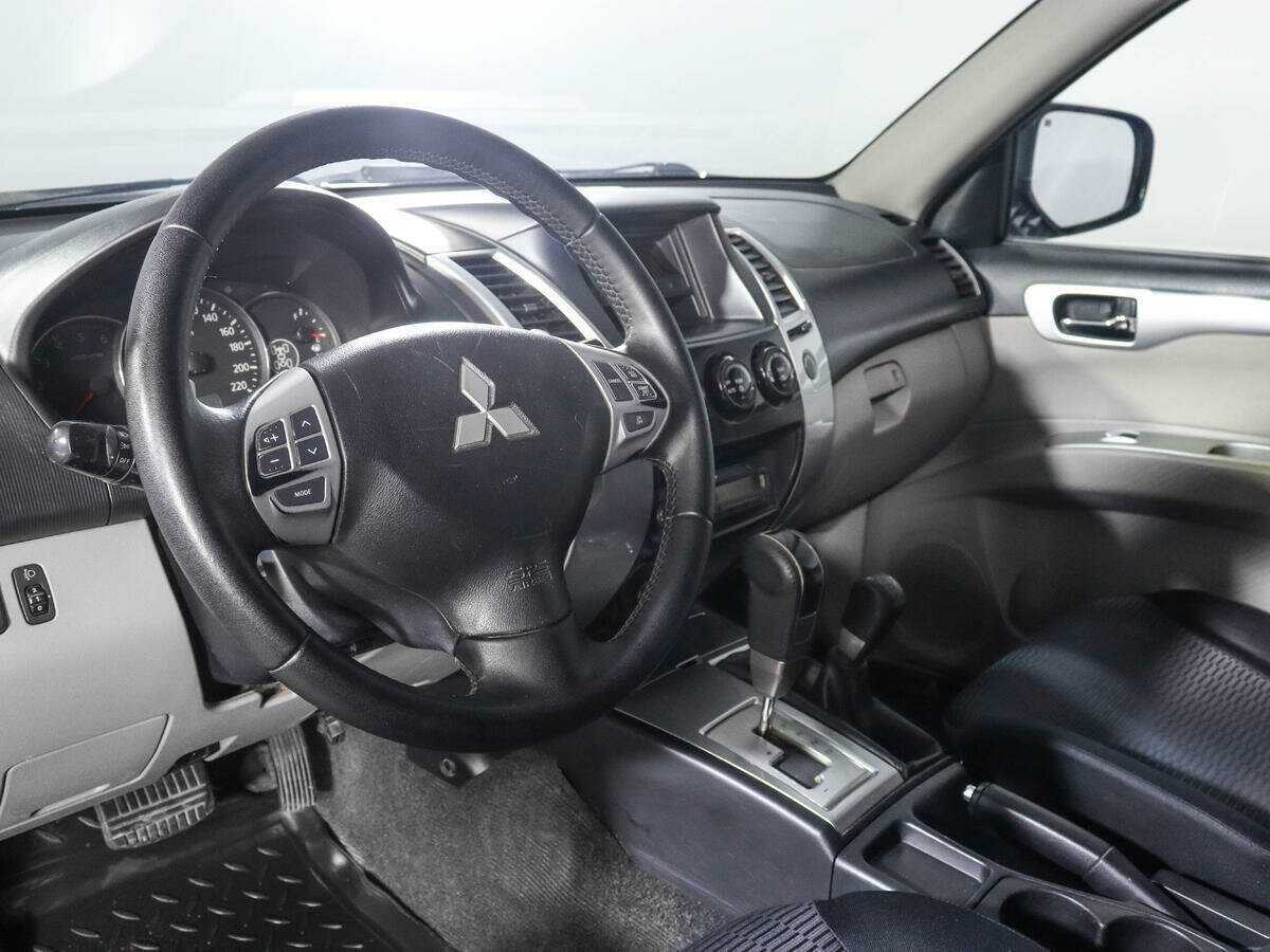 Mitsubishi Pajero Sport с пробегом — 2010 год. Фото: #12