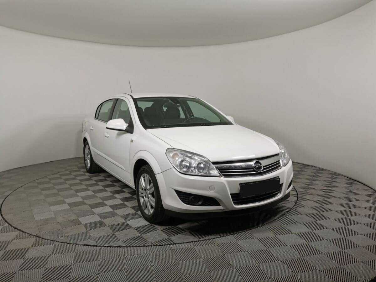 Opel Astra с пробегом — 2011 год. Фото: #2
