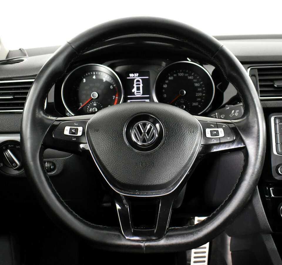 Volkswagen Jetta с пробегом — 2016 год. Фото: #6
