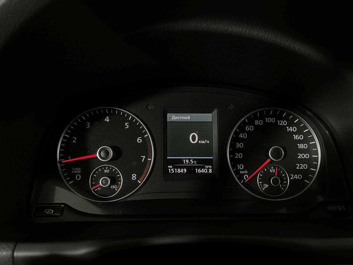 Volkswagen Touran с пробегом — 2012 год. Фото: #10