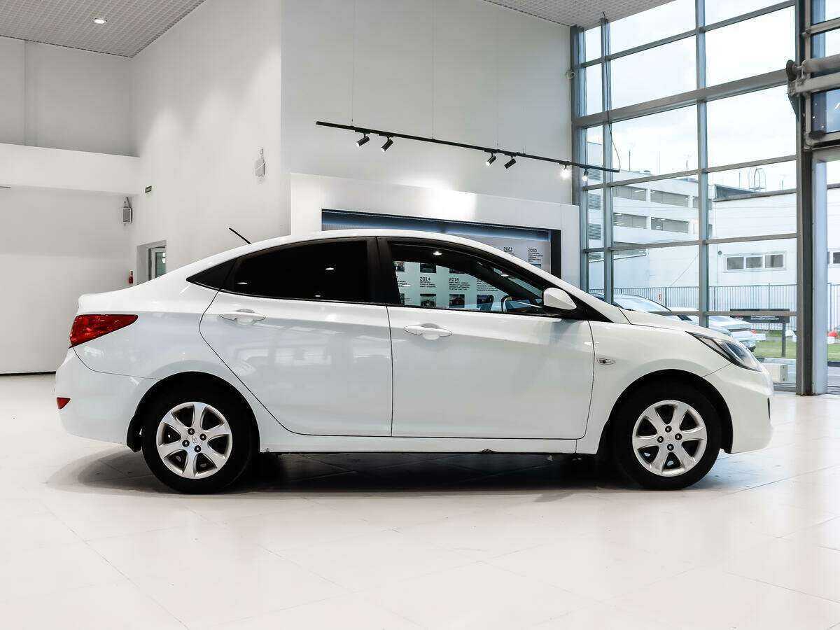 Hyundai Solaris с пробегом — 2012 год. Фото: #3