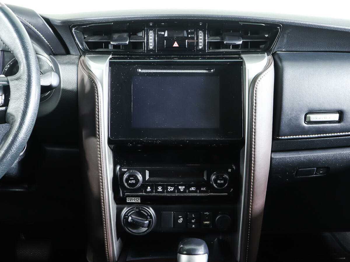 Toyota Fortuner с пробегом — 2017 год. Фото: #10