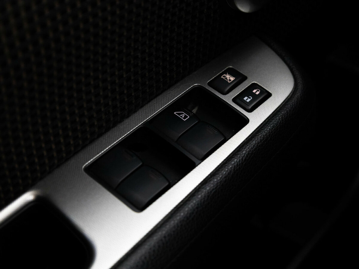 Nissan Tiida с пробегом — 2010 год. Фото: #10