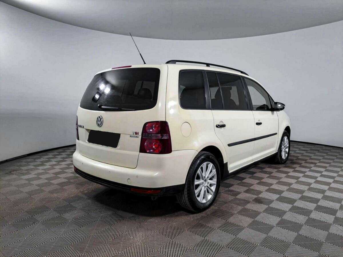 Volkswagen Touran с пробегом — 2010 год. Фото: #4