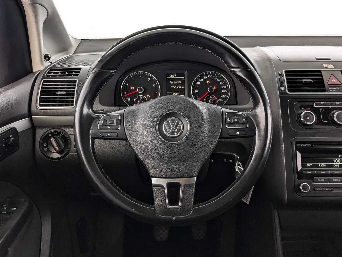 Volkswagen Touran с пробегом — 2012 год. Фото: #17