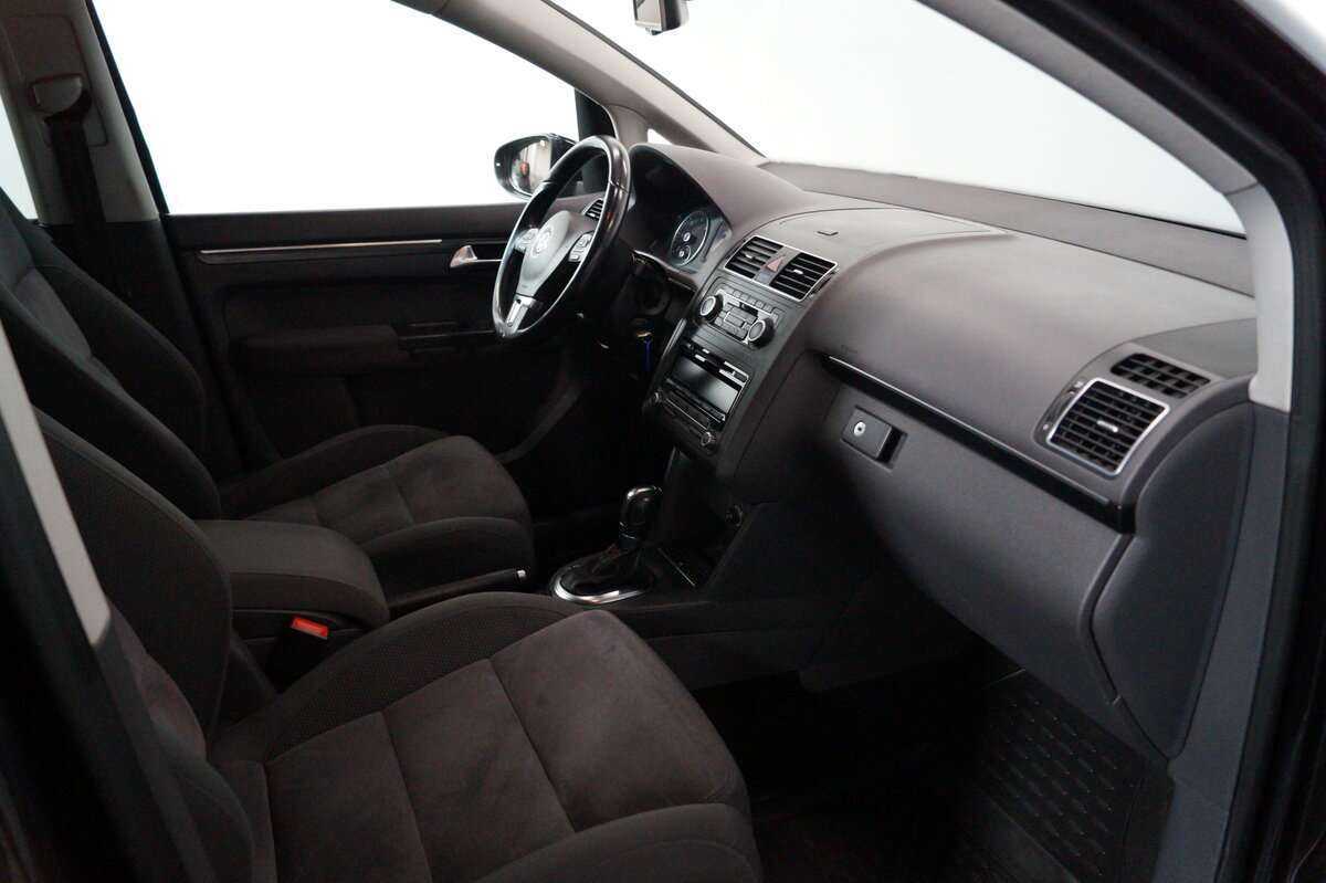 Volkswagen Touran с пробегом — 2012 год. Фото: #8
