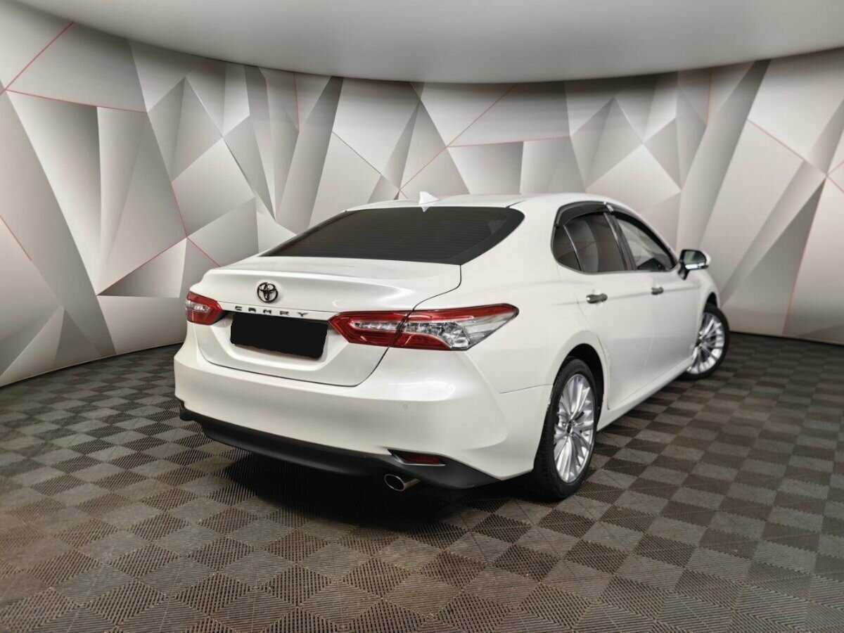 Toyota Camry с пробегом — 2020 год. Фото: #1