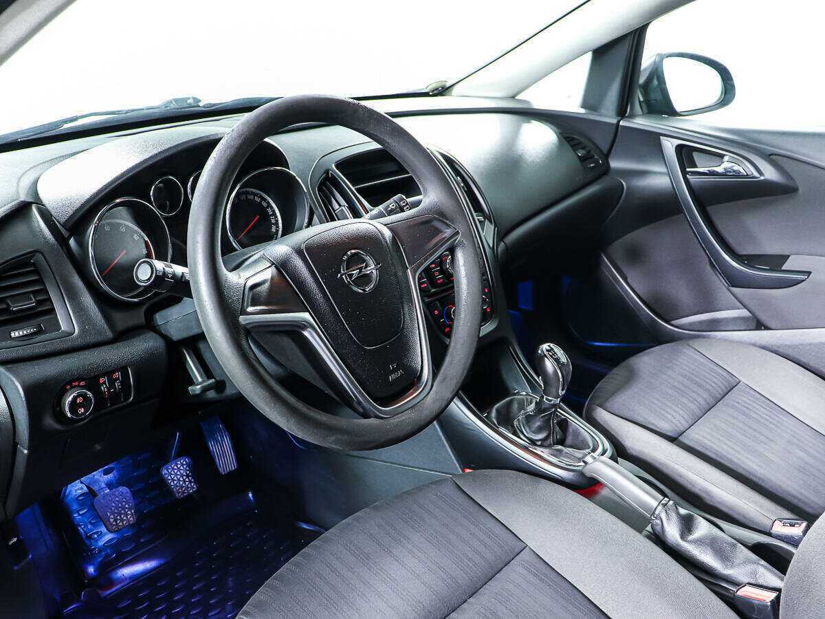 Opel Astra с пробегом — 2011 год. Фото: #12