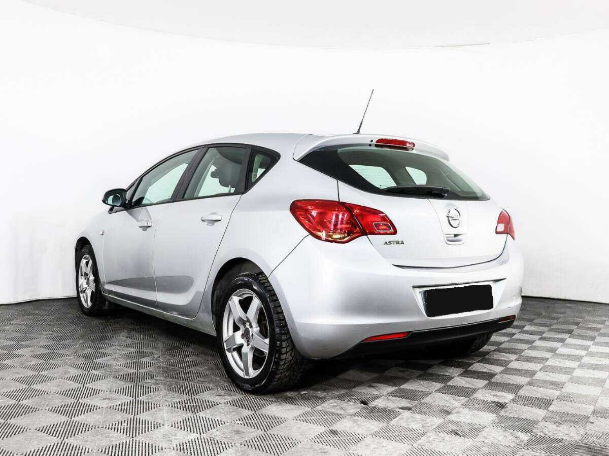 Opel Astra с пробегом — 2012 год. Фото: #6