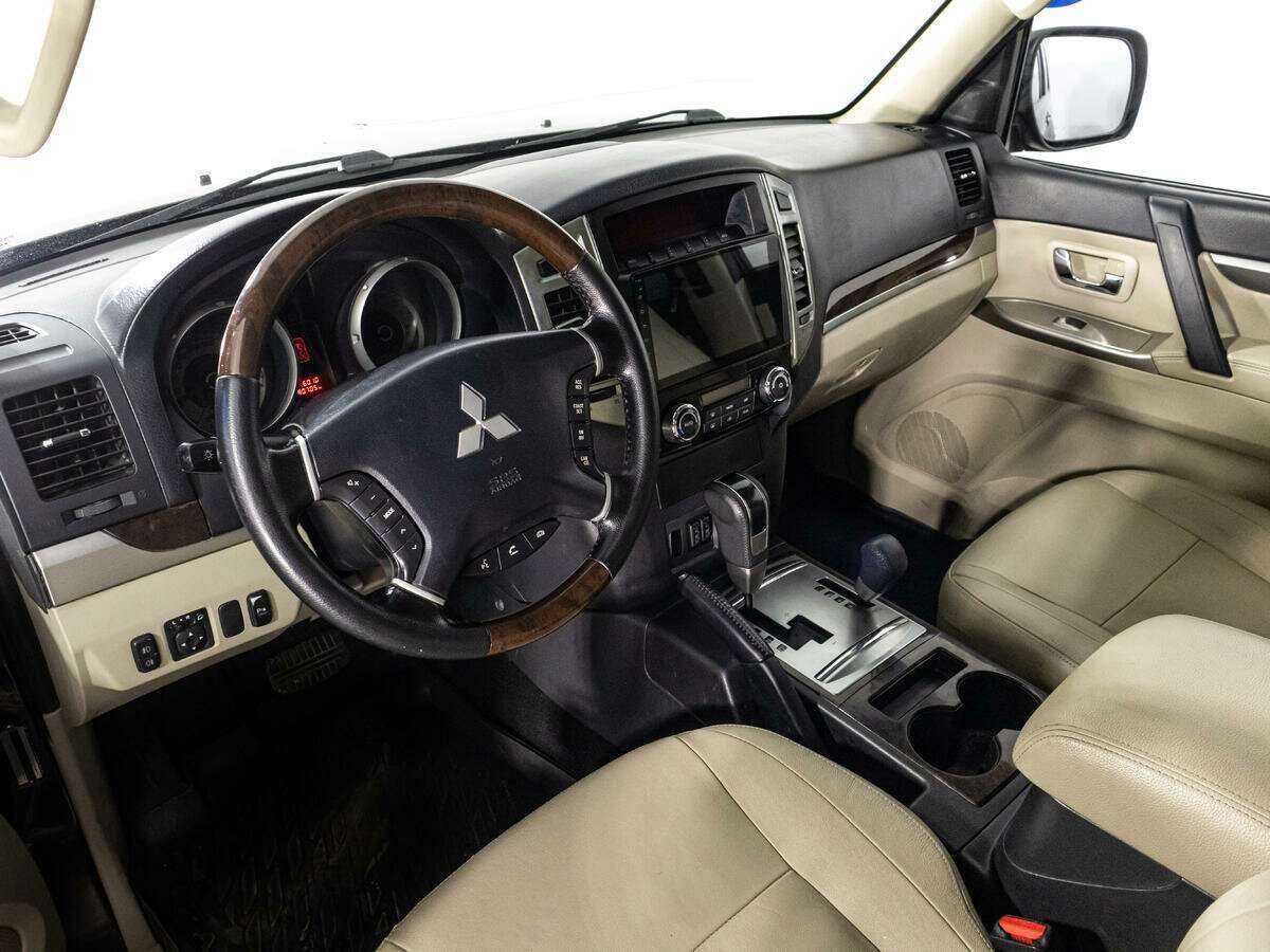 Mitsubishi Pajero с пробегом — 2017 год. Фото: #8