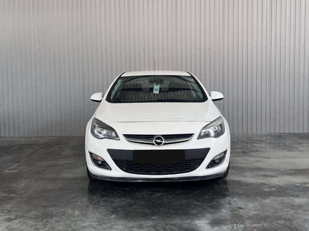 Opel Astra с пробегом — 2012 год. Фото: #1