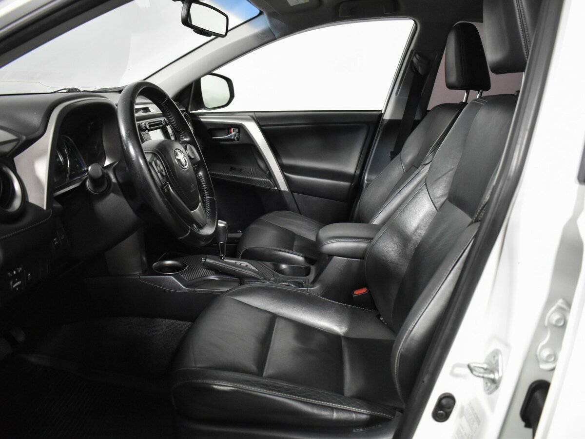 Toyota RAV4 с пробегом — 2015 год. Фото: #7