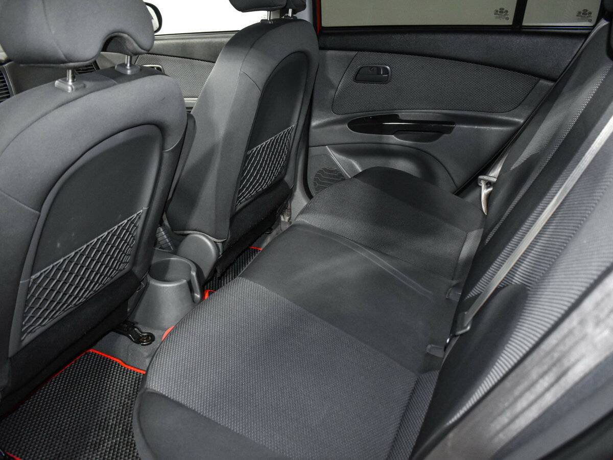 Kia Rio с пробегом — 2010 год. Фото: #11