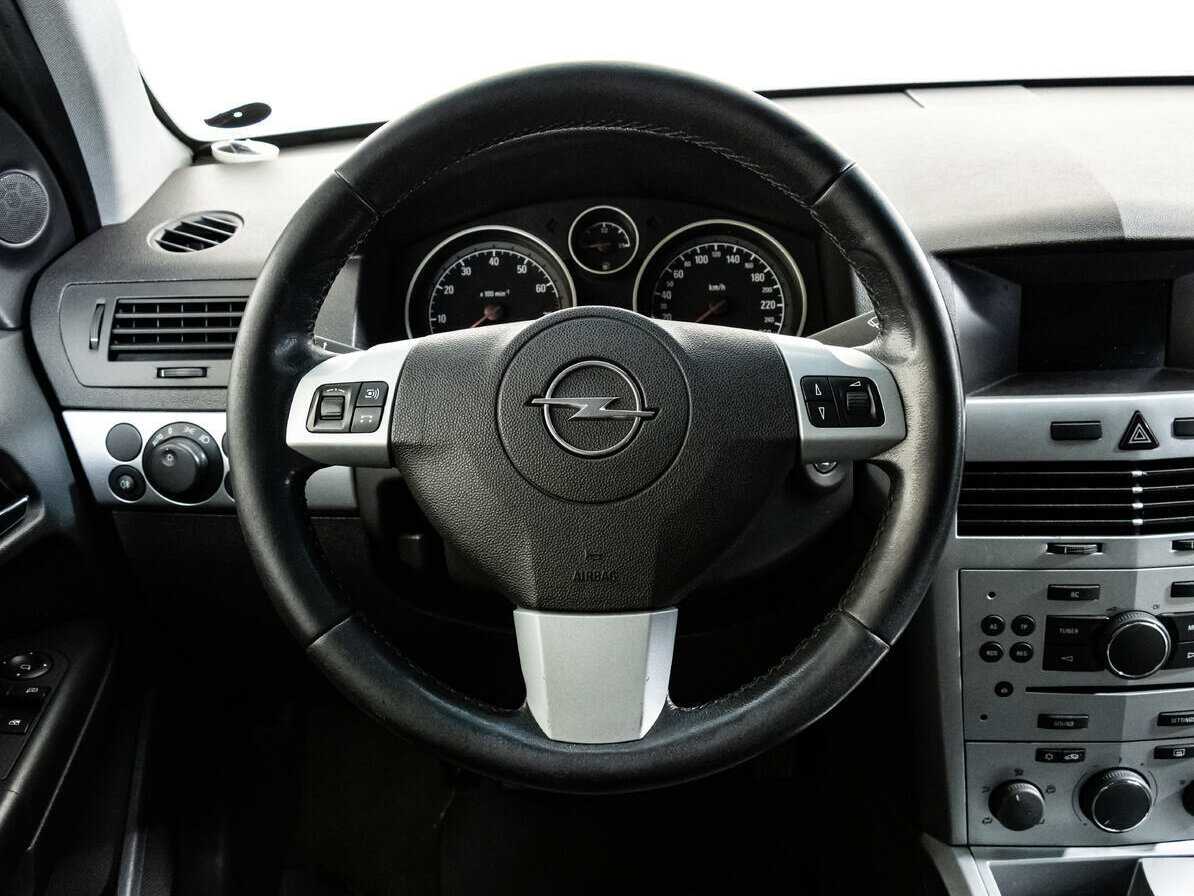 Opel Astra с пробегом — 2012 год. Фото: #12